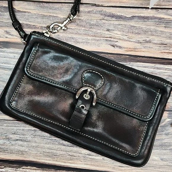 COACH BLACK LEATHER BUCKLE POCKET WRISTLET - Picture 2 of 16